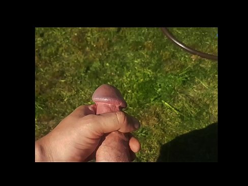 ❤️ Vruća zgodnica jebe svoju ružičastu macu i svršava špricom u ljetnom vrtu Porno u pornografiji hr.poliglass34.ru